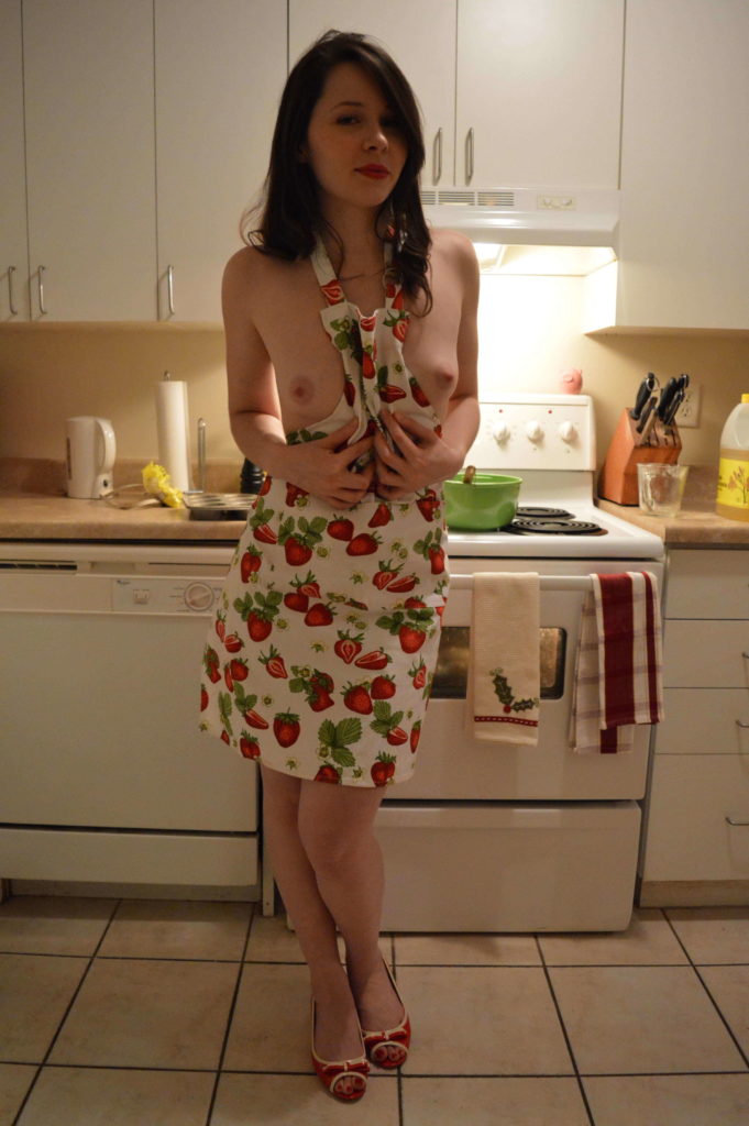 Фото девушки на кухни в фартуке на голое тело