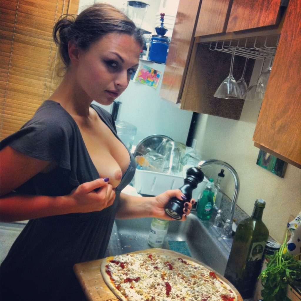 Девушка во время готовки пиццы на кухне решила показать на камеру свою сисю