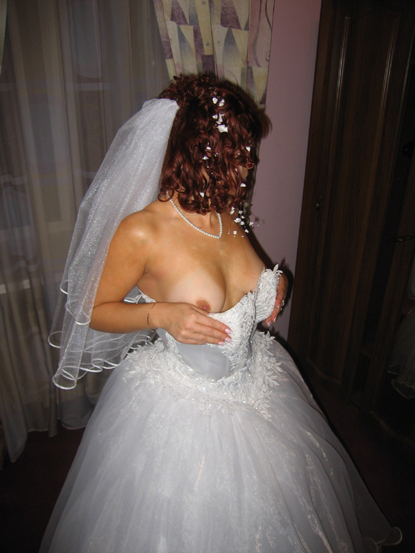 Невеста в свадебном платье с обнаженной грудью
