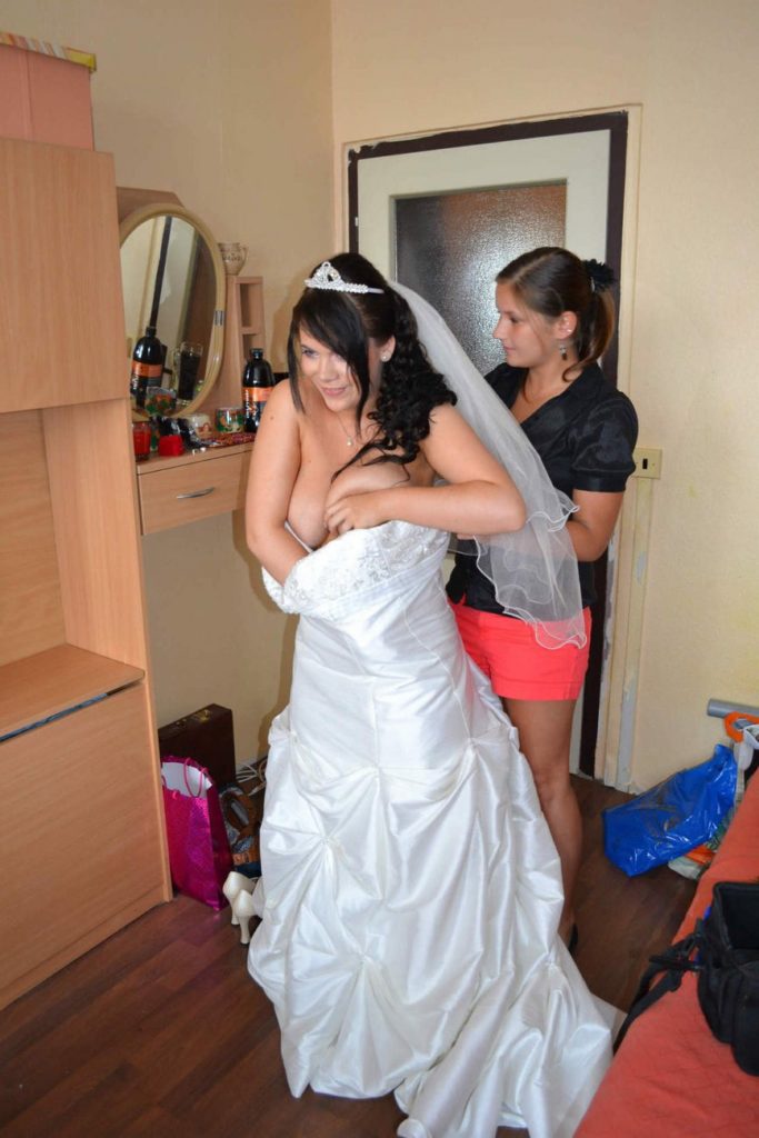 Фото невесты, которая не успела спрятать свою грудь под свадебным платьем