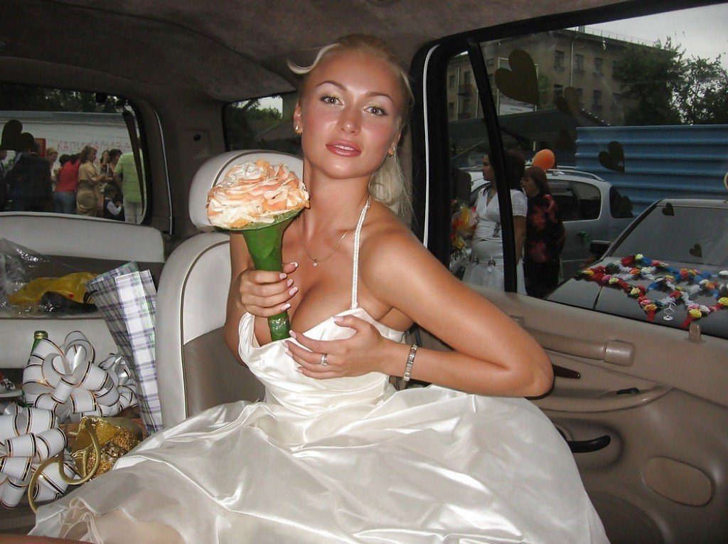 Невеста в лимузине засунула букет между сисек и слегка приоткрыла сосок